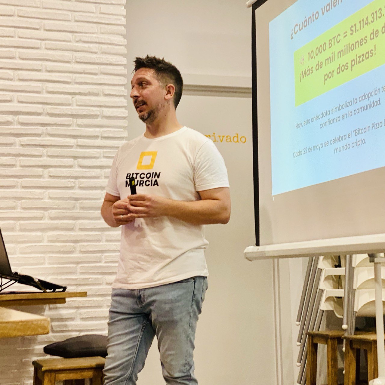 Cristian dando charla sobre Bitcoin Pizza Day